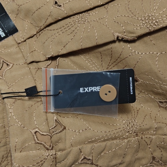 EXPRESS NWT Super High Rise Stylist Tan Scalloped And Pleated Shorts Size 6 - Picture 6 of 16